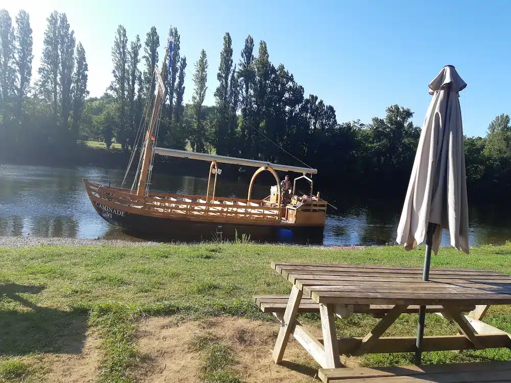 Une gabarre navigue sur la Dordogne, à quelques pas du Snack des Pirates.