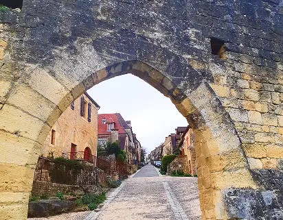 Porte médiévale du village de Domme en Dordogne