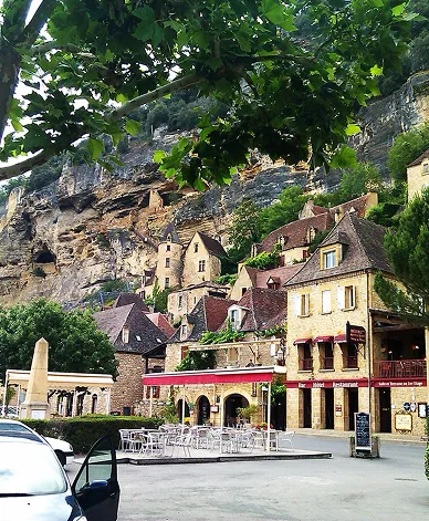 Village de La Roque-Gageac au pied de la falaise en Dordogne