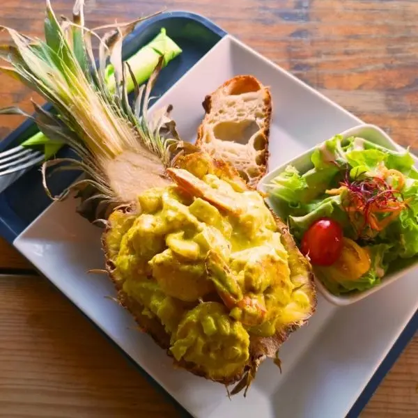 Poulet au curry servi dans un ananas frais Poulet au curry servi dans un ananas frais