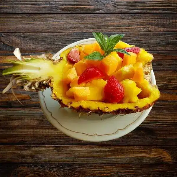 Salade de fruits servie dans un ananas frais Salade de fruits servie dans un ananas frais