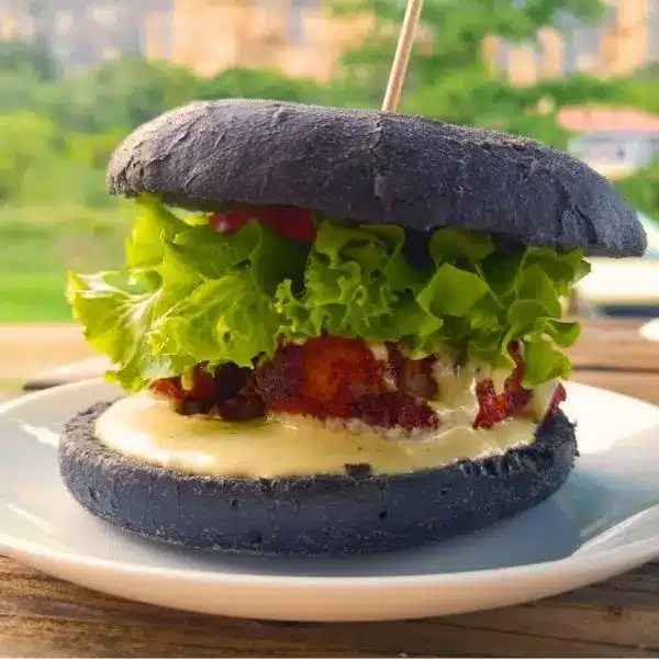 Burger Pirate au fish pané fait maison Burger Pirate au fish pané fait maison, servi dans un pain noir
