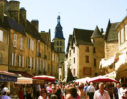 Marché animé dans le centre historique de Sarlat-la-Canéda en Dordogne