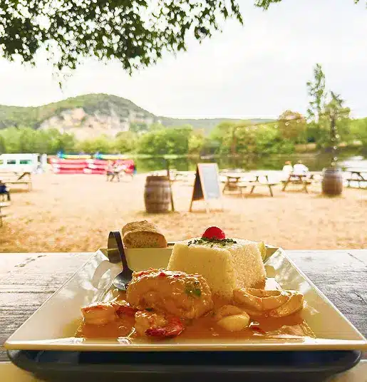 Plat de moqueca servi au Snack des Pirates en bord de Dordogne
