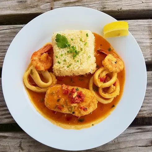 Moqueca brésilienne – Snack des Pirates Moqueca brésilienne aux fruits de mer servie au Snack des Pirates