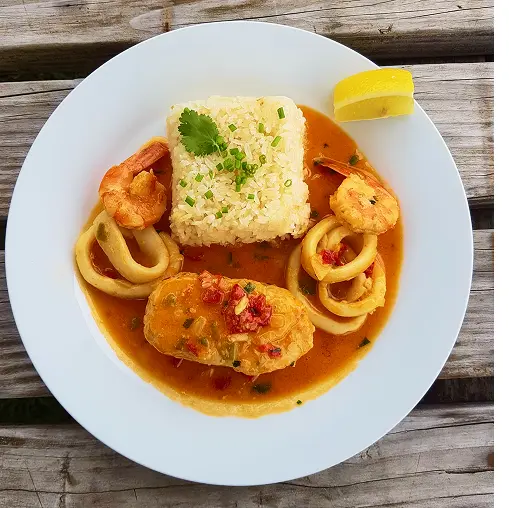 Moqueca brésilienne aux fruits de mer servie au Snack des Pirates
