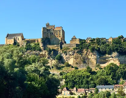 Château de Beynac-et-Cazenac dominant la vallée de la Dordogne