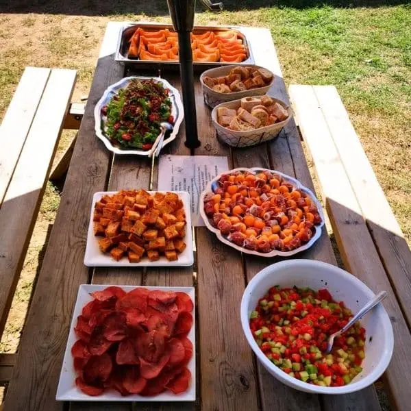 Buffet de groupe sur réservation en plein air Buffet de groupe sur réservation avec plats et fruits frais en extérieur