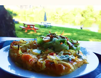 Focaccia maison servie sur la terrasse du Snack des Pirates avec vue sur la Dordogne