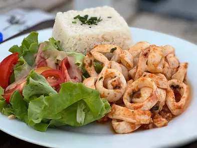Encornets à la persillade – Snack des Pirates Encornets à la persillade servis avec riz et salade au Snack des Pirates