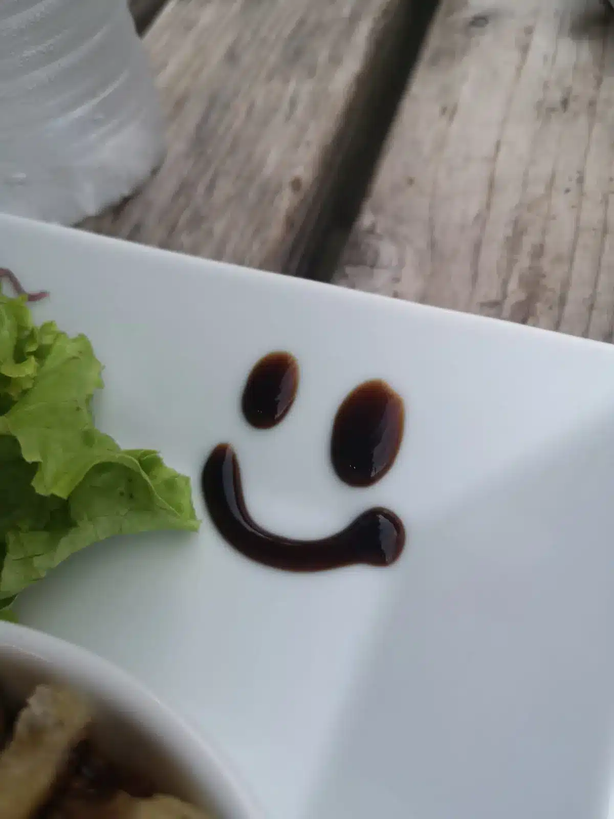 Détail d’assiette avec sourire en sauce au Snack des Pirates